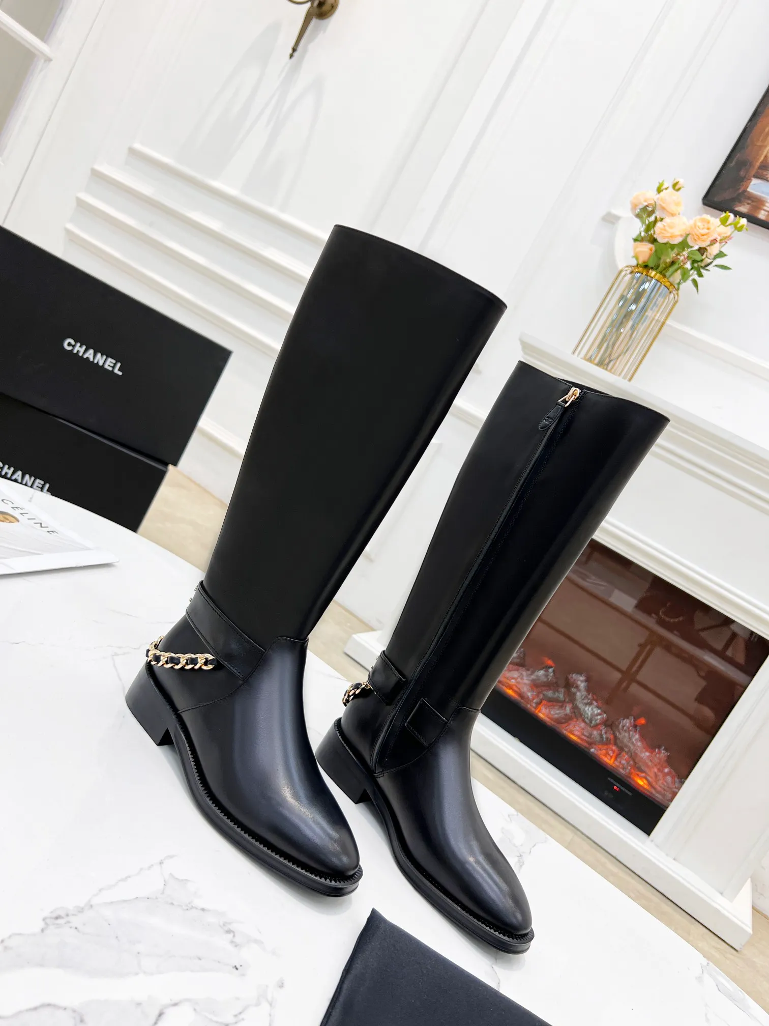 👟👟Ex-factory price 880👟👟New long boots🔥 👟👟Chanel 2025CHANEL official website synchronizes the latest side zipper high boots 😍Purchase level quality ✔Original material ⚡2.5cm comes with a slimming effect😍Versatile and elegant on the feet😘Internet celebrity street style Chanel customized logo handmade chain decoration & Upper: black calfskin & Inner/foot pads: imported sheepskin & Heel height: 2.5 & Tube height: 15 inches/7.5 inches &Size: 35–40, size 41 customized